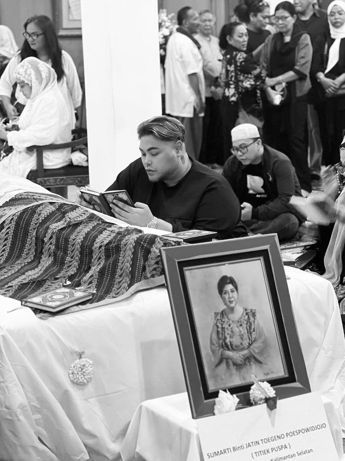 Ivan Gunawan takziah ke rumah duka Titiek Puspa.