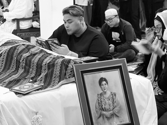 Ivan Gunawan takziah ke rumah duka Titiek Puspa.