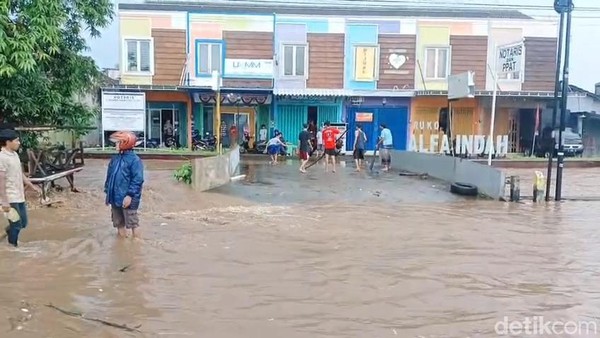 Sungai di Pasuruan Meluap, Jalan Malang-Surabaya Tergenang