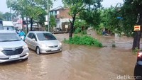 Meski demikian, banjir di Jalan Raya Purwosari ini tidak berlangsung lama. Sekitar 1,5 jam air yang merendam jalan raya berangsur surut.