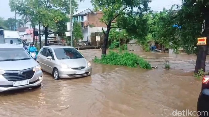 Jalan Malang-Surabaya Terendam Banjir Akibat Luapan Sungai di Purwosari Pasuruan