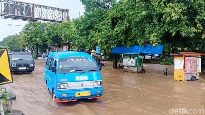 Jalan Malang-Surabaya Terendam Banjir Akibat Luapan Sungai di Purwosari Pasuruan Jalan Malang-Surabaya Terendam Banjir Akibat Luapan Sungai di Purwosari Pasuruan