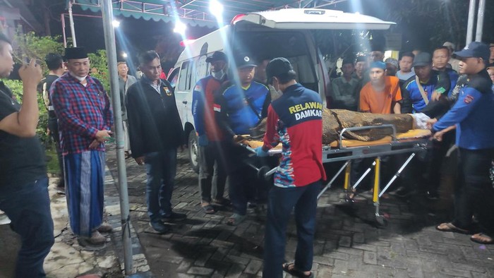 Jenazah santri terseret ombak di Pantai Balekambang Malang tiba di rumah duka Sidoarjo