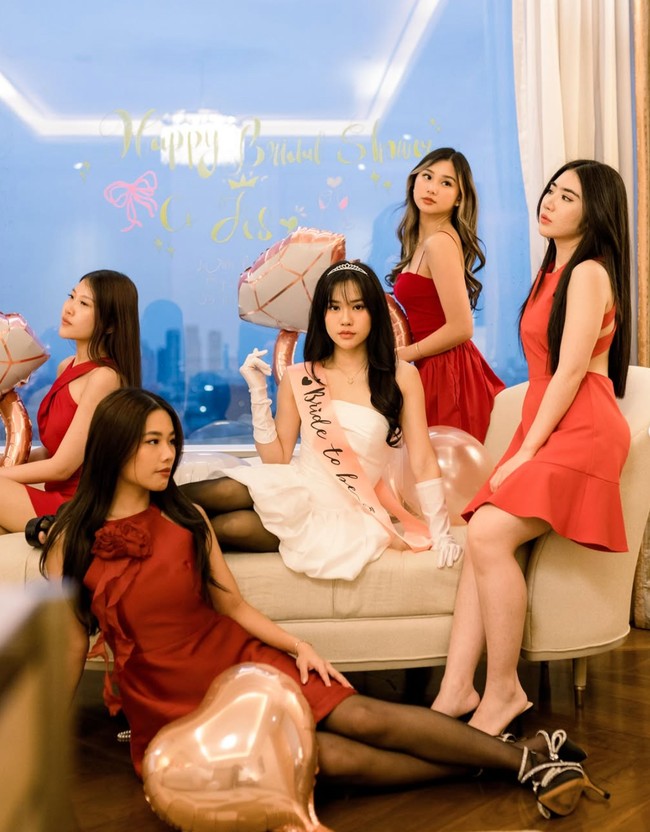 Jelang hari pernikahan Jessica Jane mendapat kejutan acara bridal shower dari para sahabat. Momen kejutan bridal shower tersebut diunggah Jessica ke akun Instagram pribadinya. Foto: Instagram/@jessicajane99