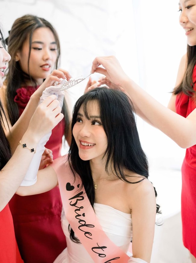 Lengkap dengan sarung tangan putih, penampilan Jessica tampak begitu cantik. Beberapa netizen bahkan menyebut Jessica bak artis yang akan melakukan debut pertamanya. Para sahabatnya pun tampil kompak kenakan dress berwarna merah. Foto: Instagram/@jessicajane99