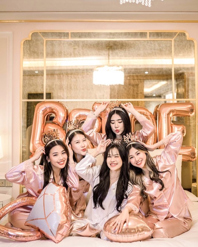 Di look kedua Jessica dan keempat sahabatnya tampak berganti pakaian mengenakan piyama berbahan satin. Para sahabat tampil dengan piyama berwarna merah muda, sementara Jessica berwarna putih. Foto: Instagram/@jessicajane99