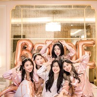 Di look kedua Jessica dan keempat sahabatnya tampak berganti pakaian mengenakan piyama berbahan satin. Para sahabat tampil dengan piyama berwarna merah muda, sementara Jessica berwarna putih. Foto: Instagram/@jessicajane99