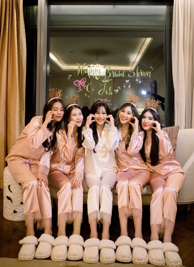 Bridal shower Jessica Jane itu pun banjir pujian netizen. Banyak yang menyebut kejutan bridal shower Jessica terlihat elegan karena tak menyertakan kue dengan bentuk-bentuk aneh atau jorok. Selain itu juga tak ada sesi mencoret-coret wajah calon pengantin. Justru calon pengantin dibuat terlihat semakin cantik. Foto: Instagram/@jessicajane99