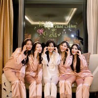Bridal shower Jessica Jane itu pun banjir pujian netizen. Banyak yang menyebut kejutan bridal shower Jessica terlihat elegan karena tak menyertakan kue dengan bentuk-bentuk aneh atau jorok. Selain itu juga tak ada sesi mencoret-coret wajah calon pengantin. Justru calon pengantin dibuat terlihat semakin cantik. Foto: Instagram/@jessicajane99
