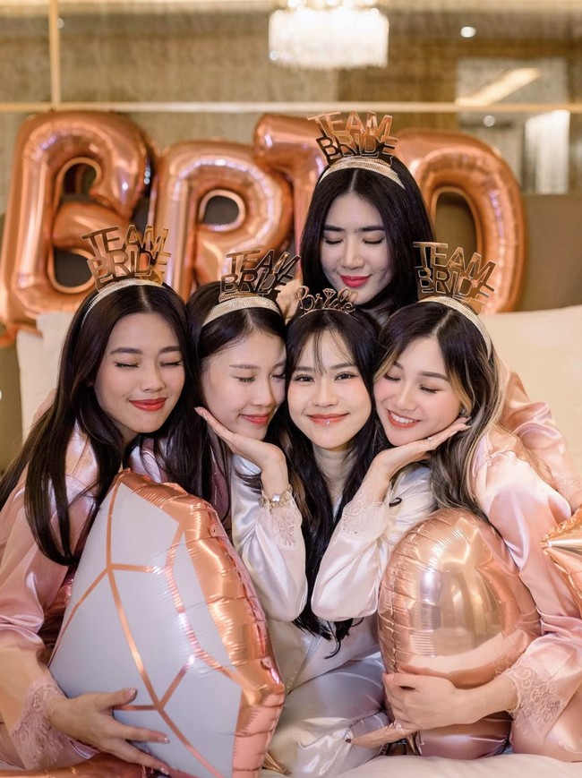 Jessica Jane diketahui akan segera menikah dengan kekasihnya Erwin Phang. Sebelumnya pada bulan Maret lalu keduanya telah menggelar acara sangjit jelang pernikahan. Foto: Instagram/@jessicajane99