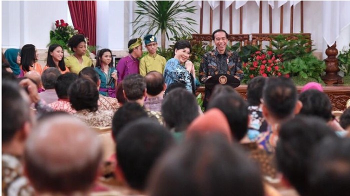 Foto Momen Jokowi bersama Titiek Puspa di Istana Saat Hari Musik Nasional Tahun 2017: