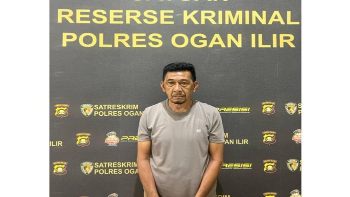 Kakek berinisial A (59) saat ditangkap polisi.