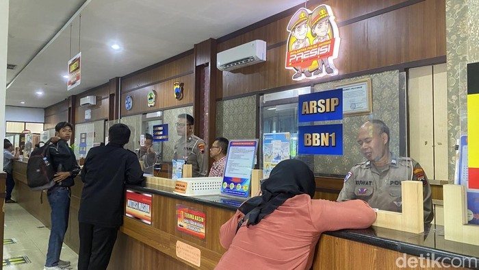 Kantor Samsat III Kota Semarang, Kelurahan Krapyak, Kecamatan Semarang Barat, Kota Semarang, Jumat (11/4/2025).