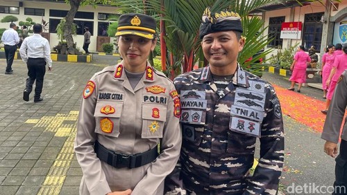 Kapolres Jembrana AKBP Kadek Citra Dewi Suparwati bersama suaminya Komandan Tim Intel Adam IV Batam, Letkol Laut (P) I Wayan Rusdiana di Mapolres Jembrana, Jumat (11/4/2025). (Foto: I Putu Adi Budiastrawan/detikBali)