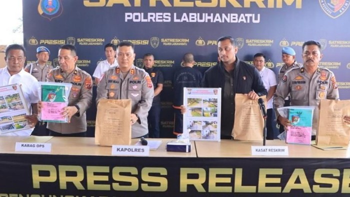 Kapolres Labuhanbatu AKBP Choky Sentosa saat merilis kasus korupsi dana desa. (Dok. Polres Labuhanbatu)