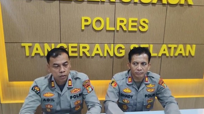 Kapolsek Cisauk AKP Dhady Arsya (kanan) meminta maaf atas dugaan pelecehan oleh anggotanya kepada seorang wanita.