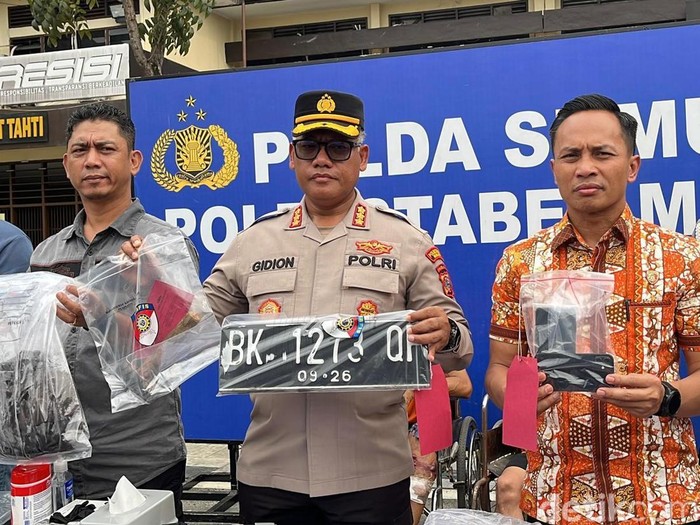 Kapolrestabes Medan Kombes Gidion Arif Setyawan saat konferensi pers, Jumat (11/4).