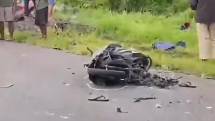 Kondisi sepeda motor pasca terlibat kecelakaan di Kalibawang, Kulon Progo, Jumat (11/4/2025).