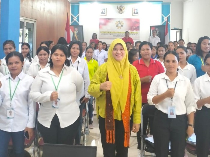 Kepala BP3MI NTT, Suratmi Hamida, saat melepas 51 PMI asal NTT ke Malaysia, Kamis (10/4/2025). (Dok. BP3MI NTT).