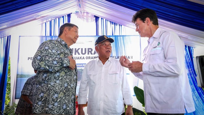 Kepala Otorita IKN Basuki Hadimuljono saat menemani Hashim Djojohadikusumo di Pulau Kelawasan, Teluk Balikpapan.