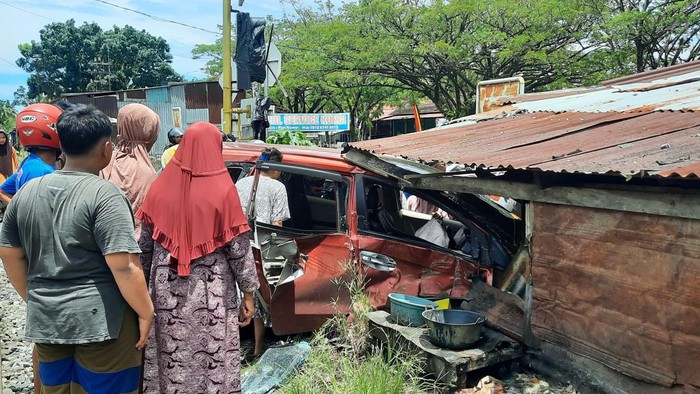 Kereta bandara Minangkabau tabrak minubus di Padang Pariaman. (Jeka Kampai/detikSumut)