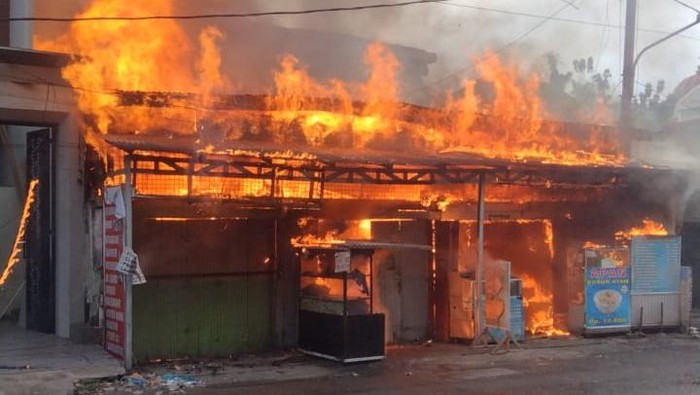 Kios terbakar di Jalan Saylendra Medan. (Istimewa)