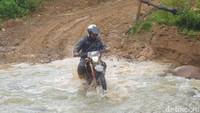 Pemotor menerobos kedalaman sungai.