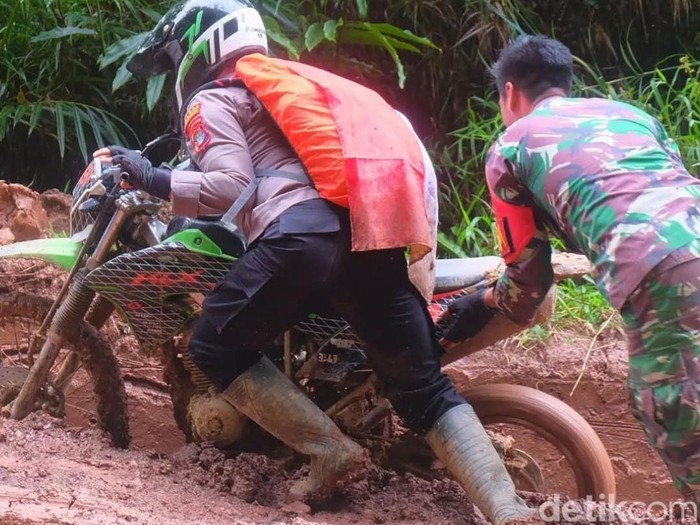 Di tengah hutan belantara Krayan, Nunukan, Kalimantan Utara, Bripka Hengki menjalani tugasnya dengan penuh dedikasi. Wilayah tersebut kerap disebut ‘Nusa Kambangan 2’ karena keterisolirannya.