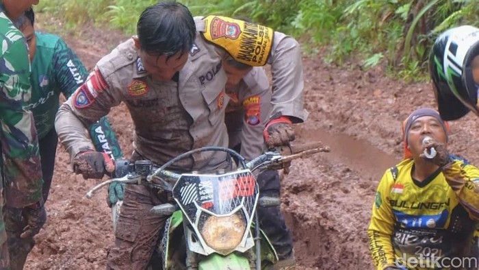 Kisah Polisi Perbatasan Di tengah hutan belantara Krayan, Nunukan, Kalimantan Utara, Bripka Hengki menjalani tugasnya dengan penuh dedikasi. Wilayah tersebut kerap disebut ‘Nusa Kambangan 2’ karena keterisolirannya.