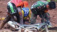 Hengki bersama rekanya membantu evakuasi motor trail. Medan berat tak jarang membuat Hengki dan tim  juga terjebak.