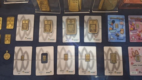 Koleksi emas di Butik Emas Logam Mulia Antam Denpasar, Jumat (11/4/2025). (Fabiola Dianira/detikBali)