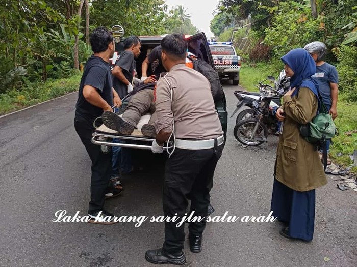 Korban tabrakan 2 sepeda  motor di jalan alternatif Jogja-Wonosari Km.21, Karangsari, Nglanggeran, Patuk, Gunungkidul, Jumat (11/4/2025).