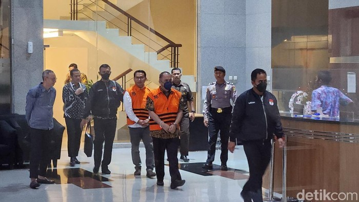 KPK menahan mantan Direktur PT Perusahaan Gas Negara (PGN) Danny Praditya (DP) dan mantan Komisaris PT IAE Iswan Ibrahim (ISW) kasus dugaan korupsi di PT PGN. (Adrial/detikcom).