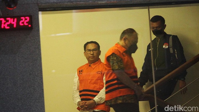 KPK Tahan Dua Tersangka Kasus Korupsi PT PGN KPK menahan dua tersangka dugaan tindak pidana korupsi kerja sama jual beli gas antara PT PGN dan PT Inti Alasindo Energi (IAE) saat konferensi pers di Gedung Merah Putih KPK, Jakarta, Jumat (11/5/2025). Kedua tersangka tersebut yakni eks Direktur Komersial PT PGN, Danny Praditya (berkacamata) dan eks Direktur Utama PT Isargas, Iswan Ibrahim (pakai masker). Dugaan tindak pidana korupsi itu terjadi pada 2018β2020 yang diperkirakan menyebabkan kerugian negara hingga ratusan miliar rupiah.