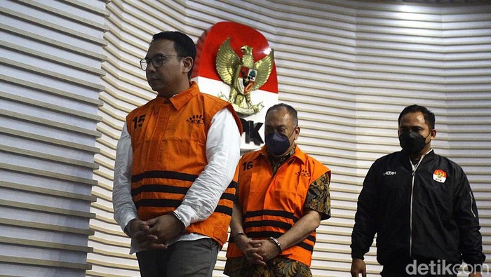 KPK menahan dua tersangka dugaan tindak pidana korupsi kerja sama jual beli gas antara PT PGN dan PT Inti Alasindo Energi (IAE) saat konferensi pers di Gedung Merah Putih KPK, Jakarta, Jumat (11/5/2025). Kedua tersangka tersebut yakni eks Direktur Komersial PT PGN, Danny Praditya (berkacamata) dan eks Direktur Utama PT Isargas, Iswan Ibrahim (pakai masker). Dugaan tindak pidana korupsi itu terjadi pada 2018–2020 yang diperkirakan menyebabkan kerugian negara hingga ratusan miliar rupiah.