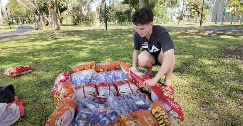 Kreatif! YouTuber Ini Bikin Perahu dari Keripik Kentang dalam Kemasan