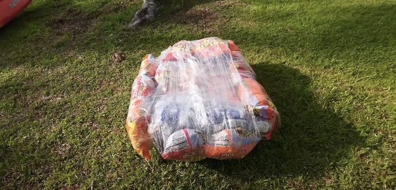 Kreatif! YouTuber Ini Bikin Perahu dari Keripik Kentang dalam Kemasan
