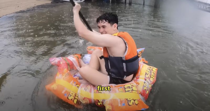 Kreatif! YouTuber Ini Bikin Perahu dari Keripik Kentang dalam Kemasan