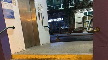 Dia memakai kursi roda dan ini adalah satu-satunya elevator. Foto: venomsulker via Bored Panda  