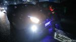 Lampu Jalan Mati, Mobil Nyangkut Separator di Bekasi