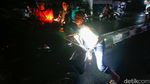 Lampu Jalan Mati, Mobil Nyangkut Separator di Bekasi