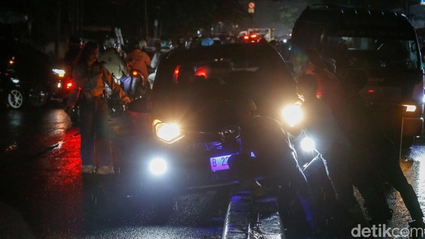 Lampu Jalan Mati, Mobil Nyangkut Separator di Bekasi