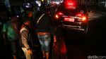 Lampu Jalan Mati, Mobil Nyangkut Separator di Bekasi