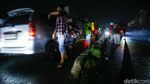 Lampu Jalan Mati, Mobil Nyangkut Separator di Bekasi