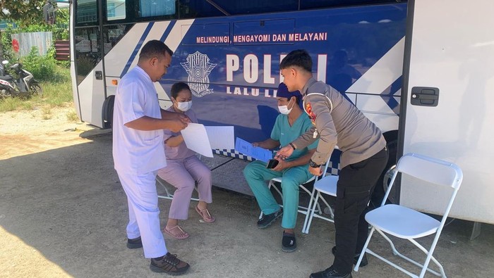 Layanan SIM keliling di halaman RSUD Komodo Labuan Bajo, Manggarai Barat, NTT, Jumat (11/4/2025). (Foto: Dok. Humas Polres Manggarai Barat)