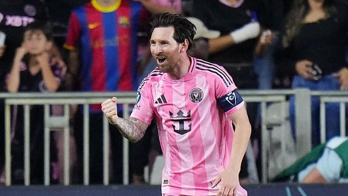 FORT LAUDERDALE, FLORIDA - APRIL 09: Lionel Messi #10 of Inter Miami CF celebrates after scoring the teams third goal during the CONCACAF Champions Cup 2025 Quarter-final second leg match between Inter Miami CF and Los Angeles Football Club at Chase Stadium on April 09, 2025 in Fort Lauderdale, Florida. (Photo by Rich Storry/Getty Images)