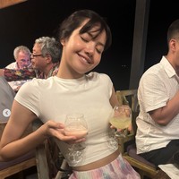 Dalam foto lain, pelantun ‘Rockstar’ itu menikmati makan malam bersama tim The White Lotus 3 memakai baby tee putih dan loose pants bercorak tie dye dengan warna pastel. Foto: dok. Instagram @lalalalisa_m