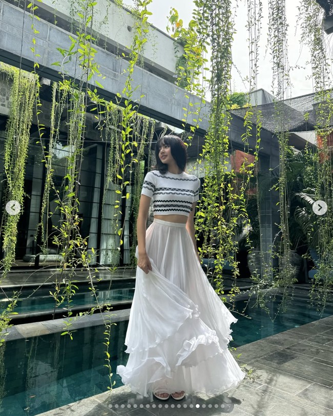 Idol yang digosipkan berpacaran dengan anak orang terkaya di dunia, Frederic Arnault itu tampil sederhana dan mementingkan kenyamanan. Salah satu foto menangkap Lisa BLACKPINK dalam balutan tanktop hijau dan short denim jeans di balik hoodie abu-abu. Foto: dok. Instagram @lalalalisa_m