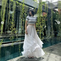 Idol yang digosipkan berpacaran dengan anak orang terkaya di dunia, Frederic Arnault itu tampil sederhana dan mementingkan kenyamanan. Salah satu foto menangkap Lisa BLACKPINK dalam balutan tanktop hijau dan short denim jeans di balik hoodie abu-abu. Foto: dok. Instagram @lalalalisa_m