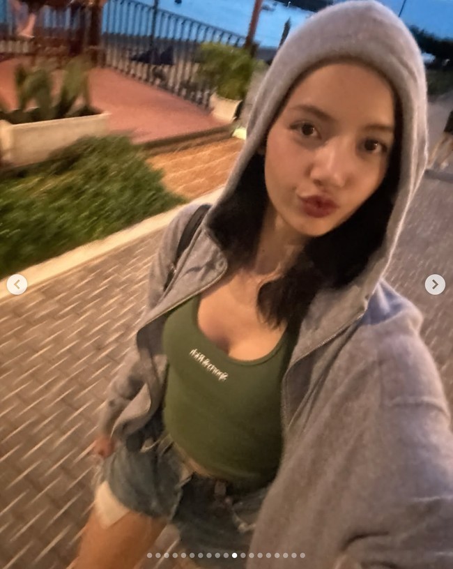 Idol yang digosipkan berpacaran dengan anak orang terkaya di dunia, Frederic Arnault itu tampil sederhana dan mementingkan kenyamanan. Salah satu foto menangkap Lisa BLACKPINK dalam balutan tanktop hijau dan short denim jeans di balik hoodie abu-abu. Foto: dok. Instagram @lalalalisa_m